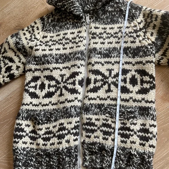 Cowichan Sweater - Picture 2 of 7